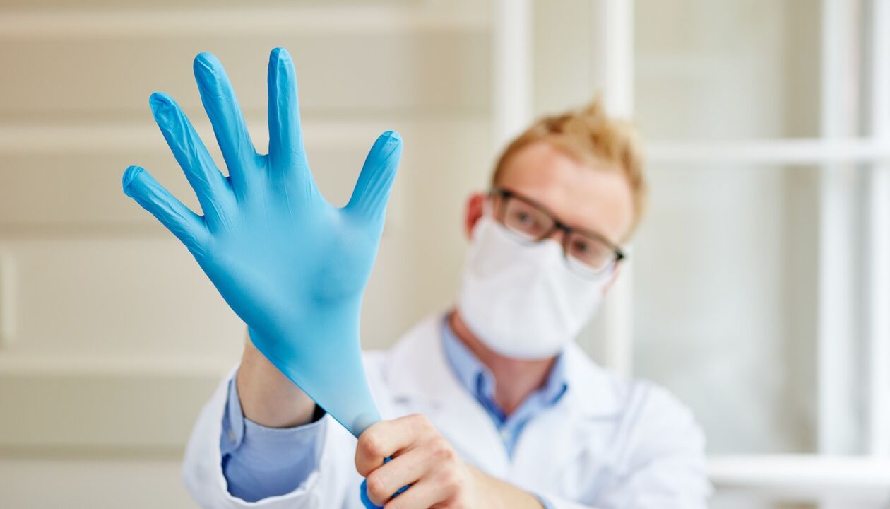 O médico pon unha luva para facer masaxes para previr a prostatite
